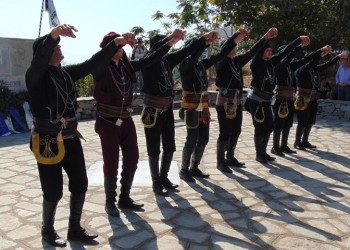 Η λεβέντικη σέρρα στα αποκαλυπτήρια μνημείου για τους δασοκομάντος στην Καβάλα (βίντεο)