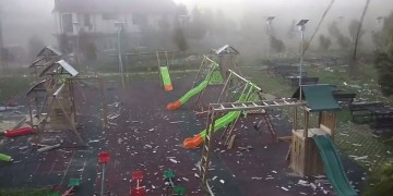 Τρομακτική ανεμοθύελλα σαρώνει παιδική χαρά την ώρα που παίζουν παιδιά (βίντεο)