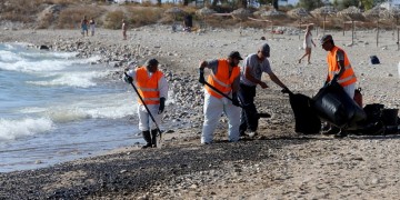 Τουλάχιστον 20 μέρες για να καθαρίσει ο Σαρωνικός από την πετρελαιοκηλίδα