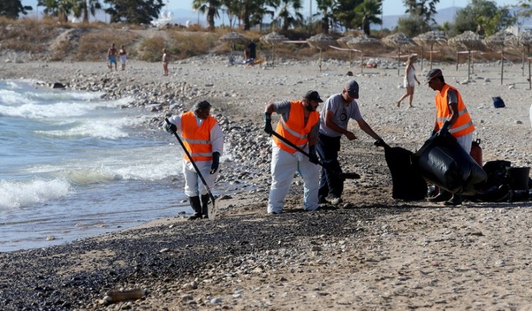Τουλάχιστον 20 μέρες για να καθαρίσει ο Σαρωνικός από την πετρελαιοκηλίδα