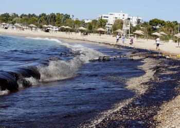 Υπουργείο Υγείας: Σε ποιες ακτές απαγορεύεται το κολύμπι λόγω πετρελαιοκηλίδας