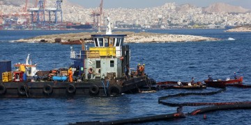 «Πετρελαιοφάγα» βακτήρια για τον φυσικό καθαρισμό του Σαρωνικού