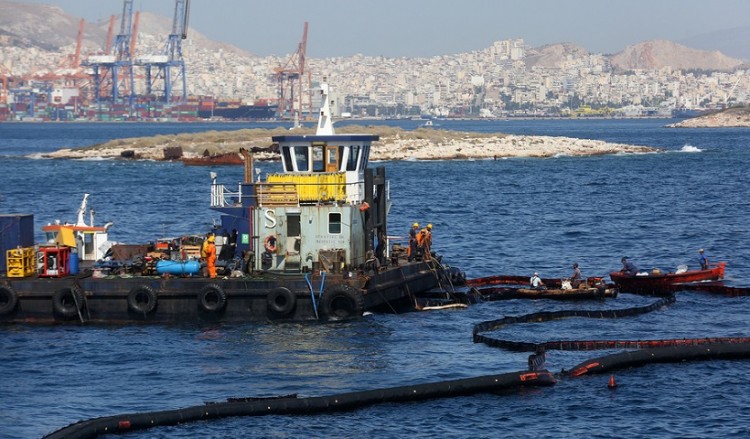 «Πετρελαιοφάγα» βακτήρια για τον φυσικό καθαρισμό του Σαρωνικού