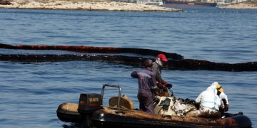Συλλήψεις για λαθρεμπόριο σε πλοίο που στάλθηκε για απάντληση στο «Αγία Ζώνη II»