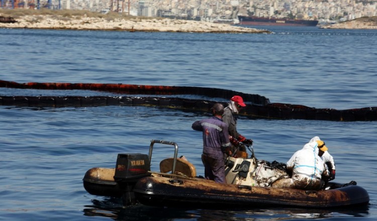 Συλλήψεις για λαθρεμπόριο σε πλοίο που στάλθηκε για απάντληση στο «Αγία Ζώνη II»