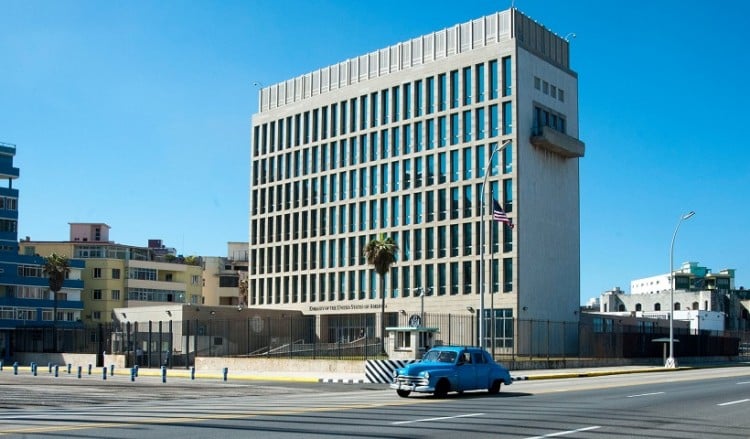 Oι ΗΠΑ αποσύρουν το μεγαλύτερο μέρος του προσωπικού τους από την πρεσβεία στην Κούβα
