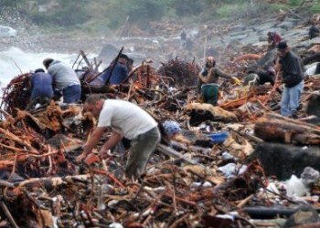 Έβρεξε... καρέκλες στο νομό Ριζαίου και οι κάτοικοι μάζεψαν ξύλα για το χειμώνα!