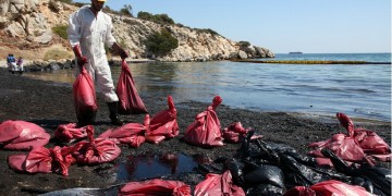 Τουλάχιστον 800 τόνοι μαζούτ έχουν απαντληθεί από το βυθισμένο δεξαμενόπλοιο