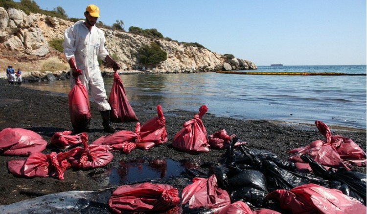 Τουλάχιστον 800 τόνοι μαζούτ έχουν απαντληθεί από το βυθισμένο δεξαμενόπλοιο