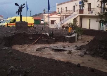 Πνίγηκε η Σαμοθράκη: Μεγάλες καταστροφές από την κακοκαιρία (βίντεο)
