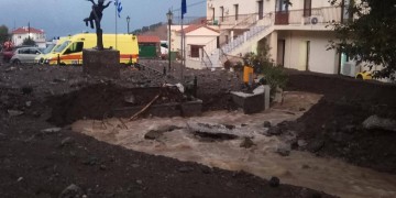 Πνίγηκε η Σαμοθράκη: Μεγάλες καταστροφές από την κακοκαιρία (βίντεο)