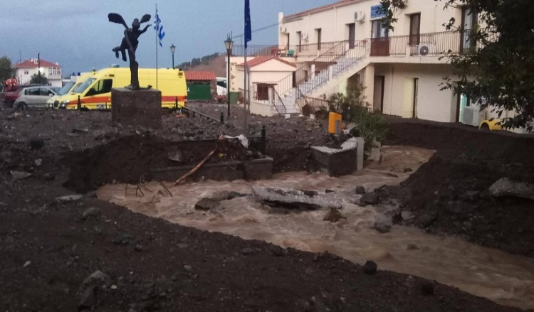Πνίγηκε η Σαμοθράκη: Μεγάλες καταστροφές από την κακοκαιρία (βίντεο)