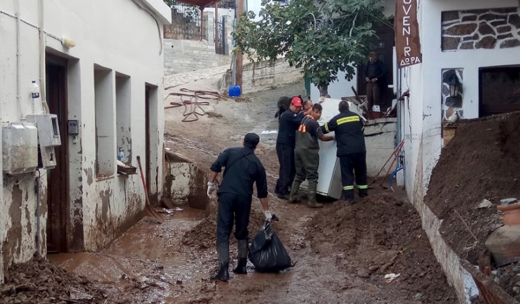 Απόλυτη η καταστροφή στη Σαμοθράκη, με αργούς ρυθμούς η αποκατάσταση