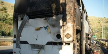 Κάηκε ολοσχερώς λεωφορείο που μετέφερε μαθητές στη Θεσσαλονίκη