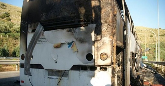 Κάηκε ολοσχερώς λεωφορείο που μετέφερε μαθητές στη Θεσσαλονίκη