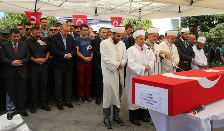 Πισωγύρισμα για την Τουρκία: Το οθωμανικό «Τεκμπίρ» αντί του «Πένθιμου εμβατηρίου» του Σοπέν στις κηδείες