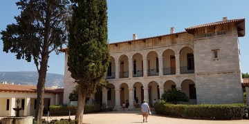 Θαυματουργό… λάδι έριχναν οι δυο γυναίκες στα εκθέματα μουσείων