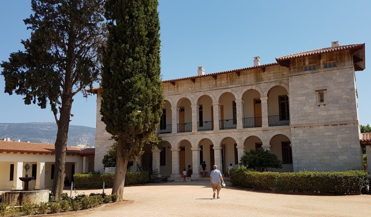 Θαυματουργό… λάδι έριχναν οι δυο γυναίκες στα εκθέματα μουσείων