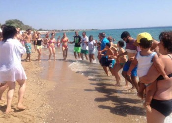 Μπροστά στο κύμα χορεύουν ποντιακά ξεσηκώνοντας μια ολόκληρη παραλία (φωτο, βίντεο)