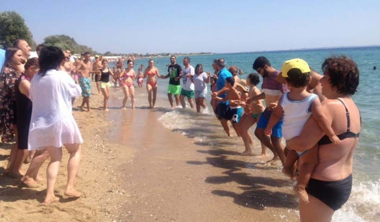 Μπροστά στο κύμα χορεύουν ποντιακά ξεσηκώνοντας μια ολόκληρη παραλία (φωτο, βίντεο)