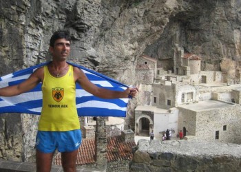 Ο Τεμόν ΑΕΚ ζυμώνει στην κουζίνα του σπιτιού του και στέλνει μήνυμα για τον κορονοϊό (βίντεο)