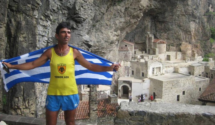 Ο Τεμόν ΑΕΚ ζυμώνει στην κουζίνα του σπιτιού του και στέλνει μήνυμα για τον κορονοϊό (βίντεο)