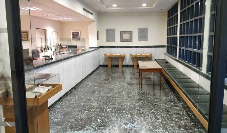 Εισβολή κουκουλοφόρων στον Συμβολαιογραφικό Σύλλογο Εφετείων (φωτο)