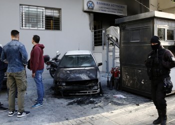 Κουκουλοφόροι επιτέθηκαν στο ΑΤ Πεύκης – «Ήθελαν νεκρούς»