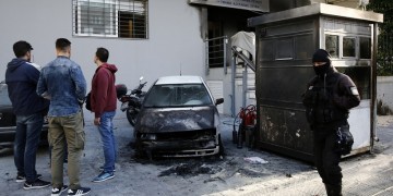 Κουκουλοφόροι επιτέθηκαν στο ΑΤ Πεύκης – «Ήθελαν νεκρούς»