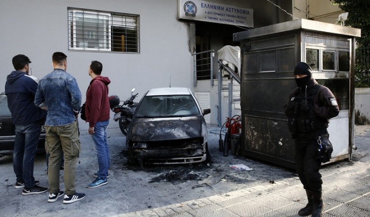 Κουκουλοφόροι επιτέθηκαν στο ΑΤ Πεύκης – «Ήθελαν νεκρούς»