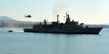 Παραμένει το θωρηκτό «Αβέρωφ» στο λιμάνι της Θεσσαλονίκης