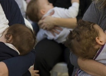 Περισσότερη αγκαλιά σημαίνει πιο έξυπνα μωρά