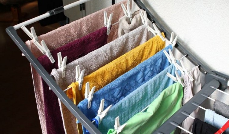 Μπουγάδα το χειμώνα: Πώς θα στεγνώσει πιο γρήγορα