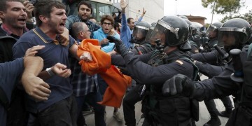 Σοκ από την αστυνομική βία στην Καταλονία – Δεκάδες τραυματίες (βίντεο)