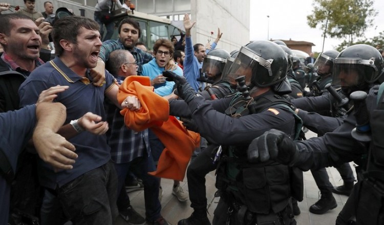 Σοκ από την αστυνομική βία στην Καταλονία – Δεκάδες τραυματίες (βίντεο)