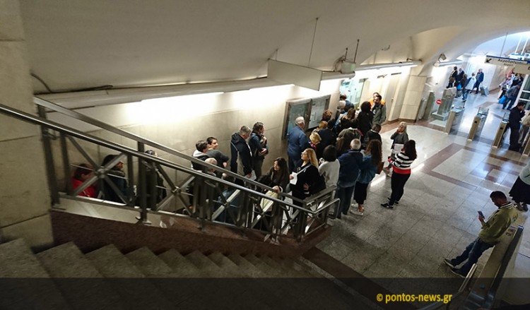 Ατελείωτες ουρές για το ηλεκτρονικό εισιτήριο