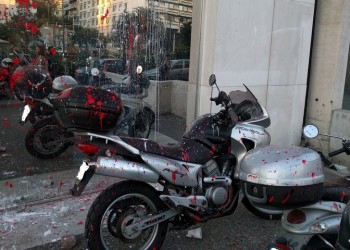 Επίθεση οπαδών με πέτρες και μπογιές στα γραφεία της 24MEDIA και του «Έθνους»