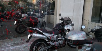 Επίθεση οπαδών με πέτρες και μπογιές στα γραφεία της 24MEDIA και του «Έθνους»