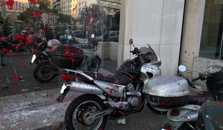 Επίθεση οπαδών με πέτρες και μπογιές στα γραφεία της 24MEDIA και του «Έθνους»