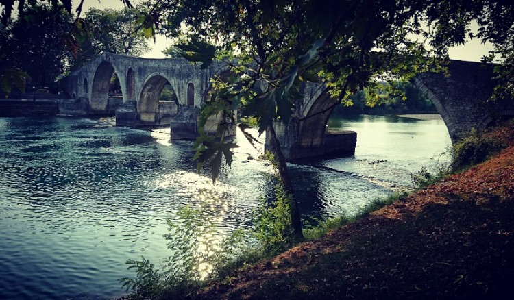 Θωρακίζεται το ιστορικό γεφύρι της Άρτας