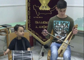 Ο μικρός Γιάννης Κοχλιαρίδης τραγουδά το συγκινητικό «Την πατρίδα μ' έχασα» (βίντεο)