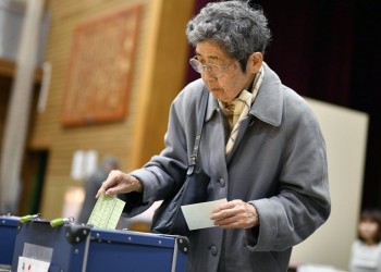 Στις κάλπες οι Ιάπωνες για τις πρόωρες βουλευτικές εκλογές