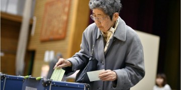 Στις κάλπες οι Ιάπωνες για τις πρόωρες βουλευτικές εκλογές