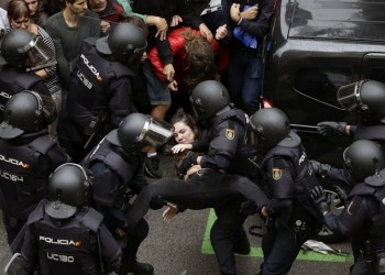 Άνοιξαν οι κάλπες στην Καταλονία – Επεισόδια έξω από τα εκλογικά κέντρα