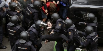 Άνοιξαν οι κάλπες στην Καταλονία – Επεισόδια έξω από τα εκλογικά κέντρα