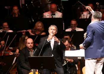 Ο Γιώργος Νταλάρας ένωσε τη Σμύρνη με τη Νέα Σμύρνη