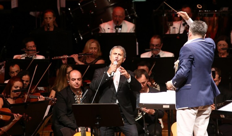 Ο Γιώργος Νταλάρας ένωσε τη Σμύρνη με τη Νέα Σμύρνη