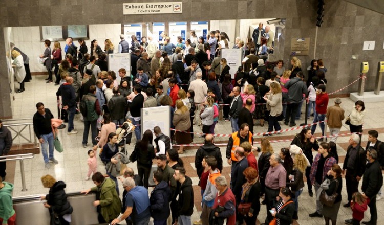 Ηλεκτρονικό εισιτήριο ΟΑΣΑ: Ουρές και τριτοκοσμικές εικόνες