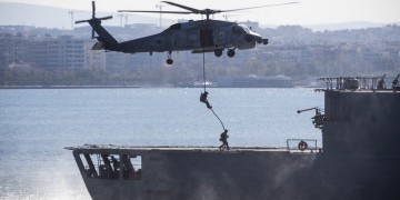 To Πολεμικό Ναυτικό κατέλαβε τη Θεσσαλονίκη: Πλοία, ελικόπτερα και ΟΥΚάδες (βίντεο)