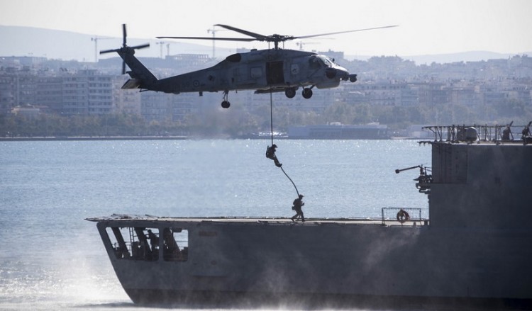 To Πολεμικό Ναυτικό κατέλαβε τη Θεσσαλονίκη: Πλοία, ελικόπτερα και ΟΥΚάδες (βίντεο)